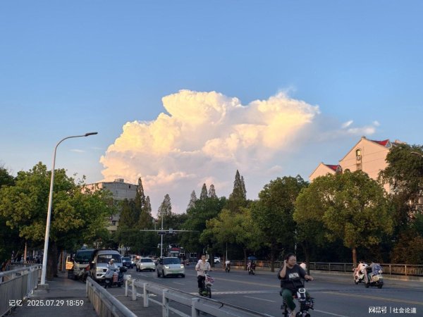 牛鑫所 盲目扩张的房地产业以及家居业，最终酿成悲剧的有曾育周和汪林朋