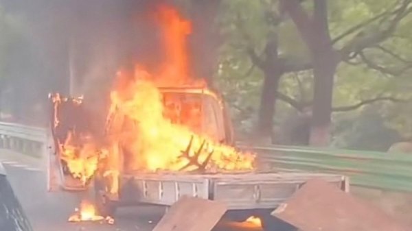 途乐证券 S20外环高速小货车起火 部分货物烧毁幸无人员伤亡